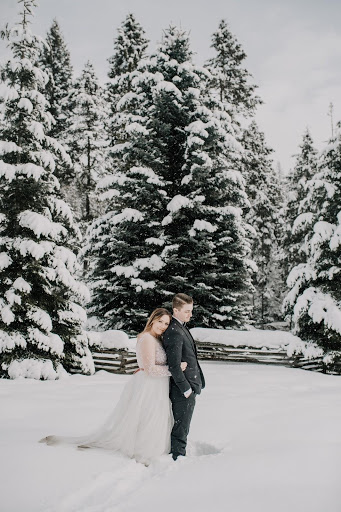 Winter elopement in Montana. 