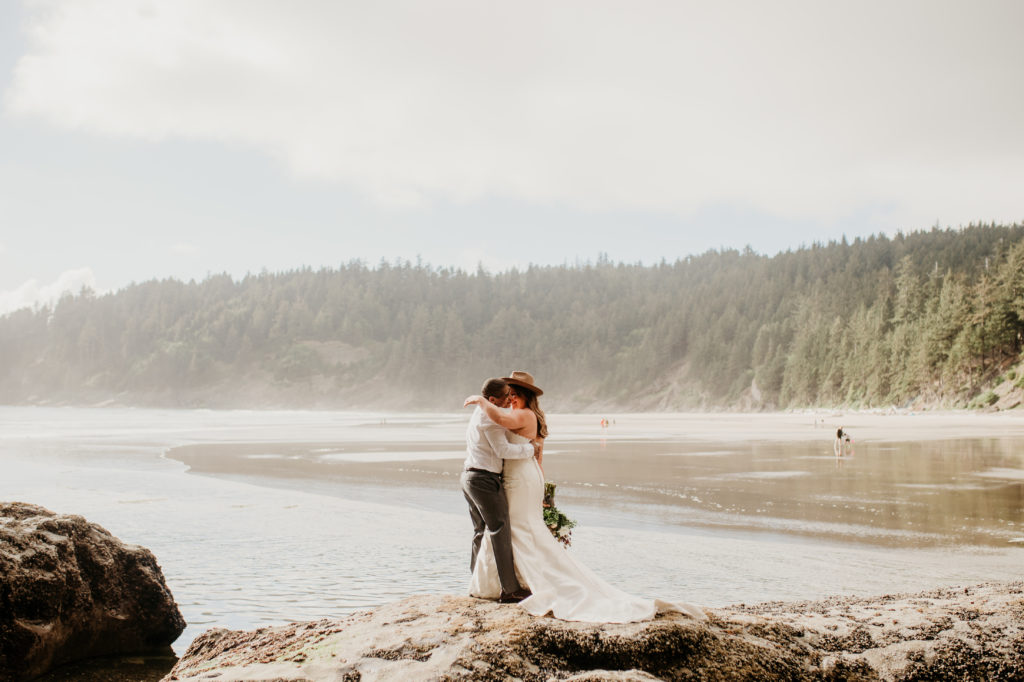 Oregon elopement photographer coastal elopement at Hug Point