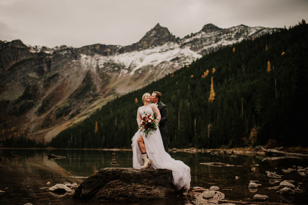 where to elope in winter, Glacier national Park hiking elopement