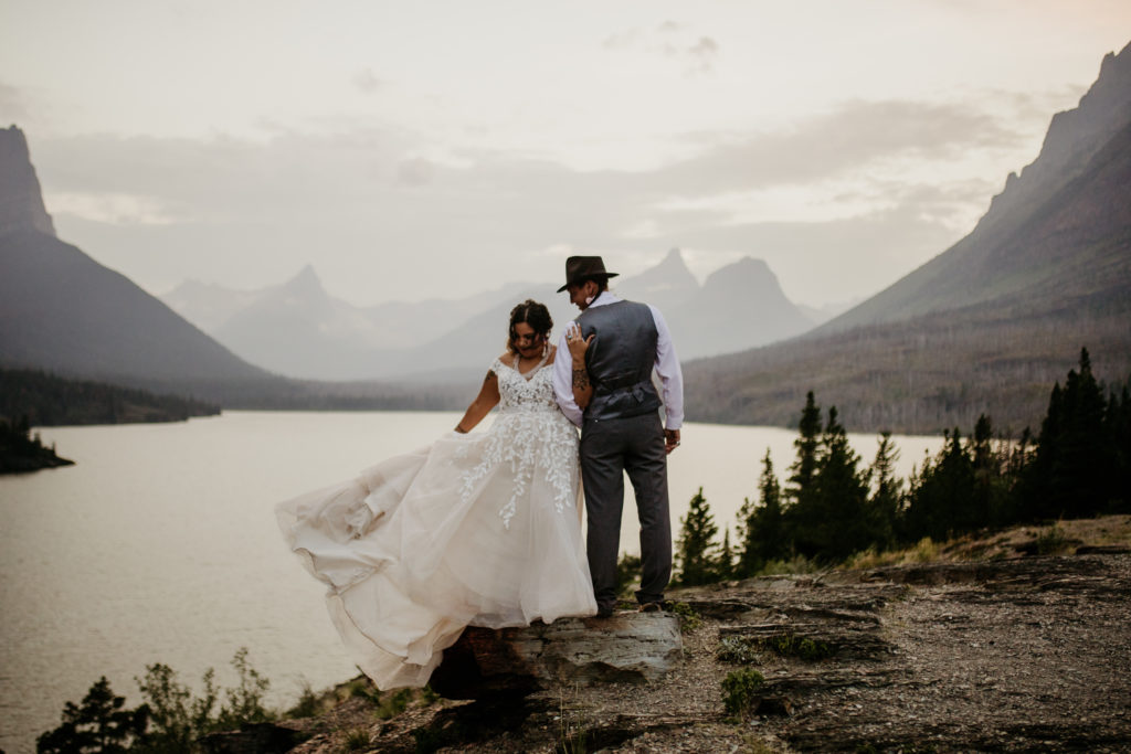 Worldwide Elopement Locations | Mountains are MADE for adventure elopements, and we are made to capture your elopement at the top of those mountains!! If you’re looking to elope in the mountains, we can’t wait to help make your dreams come true. Check out our list of our Top 10 Mountain Elopement Locations Worldwide (must-see hikes included!).