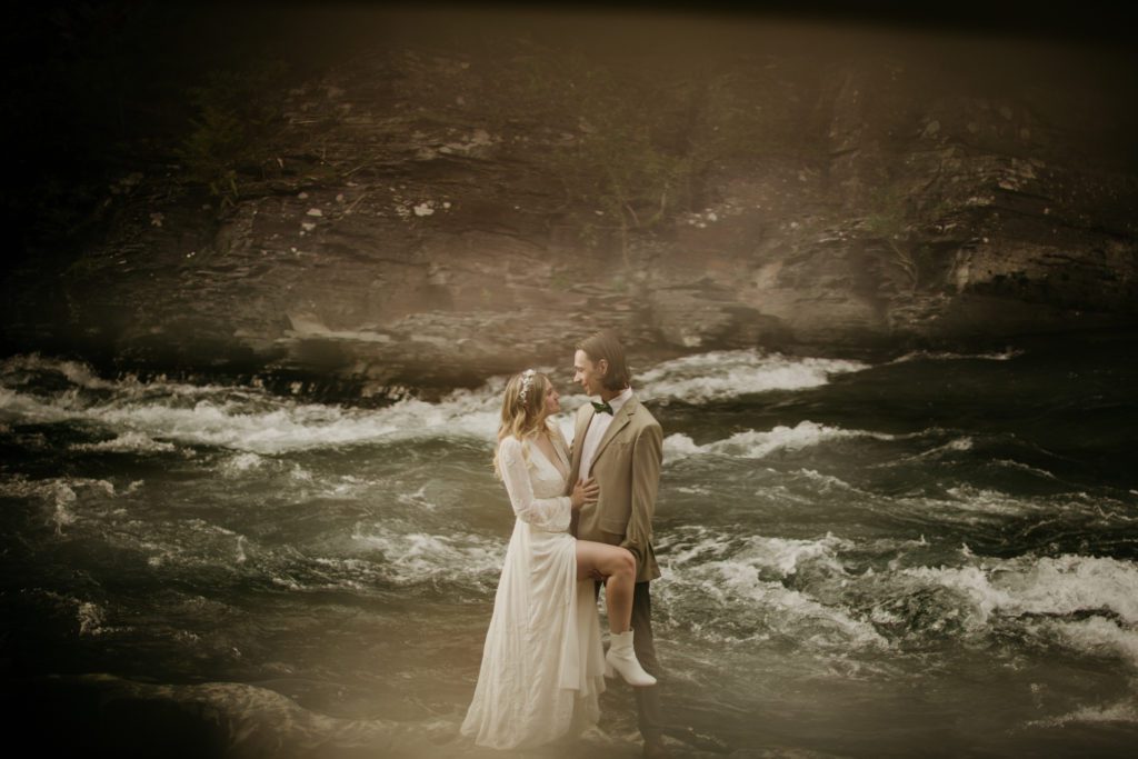 Best of 2022 elopement & wedding photography, Micro wedding in Glacier National Park in the summer. Best places for a micro wedding in Montana. 