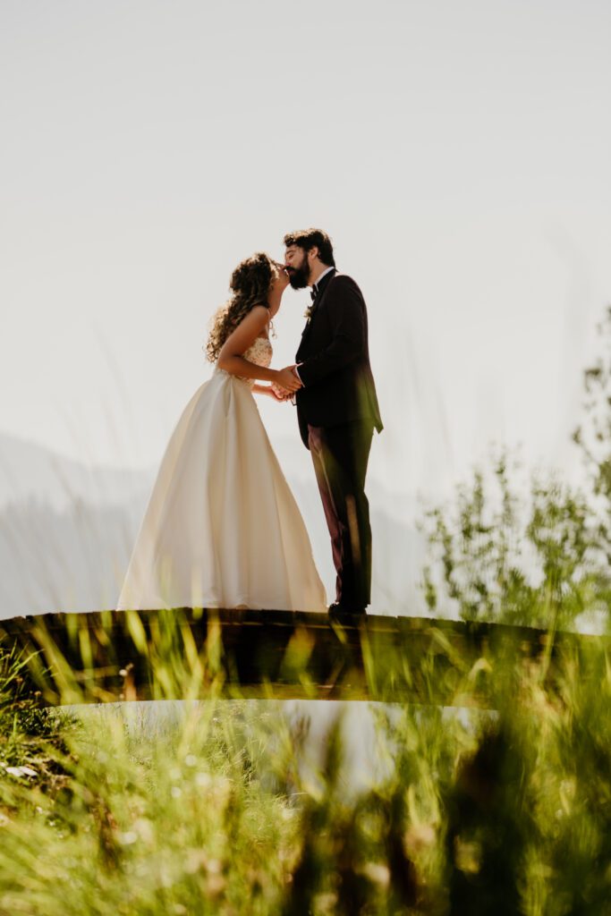 Best wedding venue in Montana. Emerald greens + burgundy details dress up the Montana mountains. Alpine Falls Ranch wedding checks all the boxes for a destination wedding.