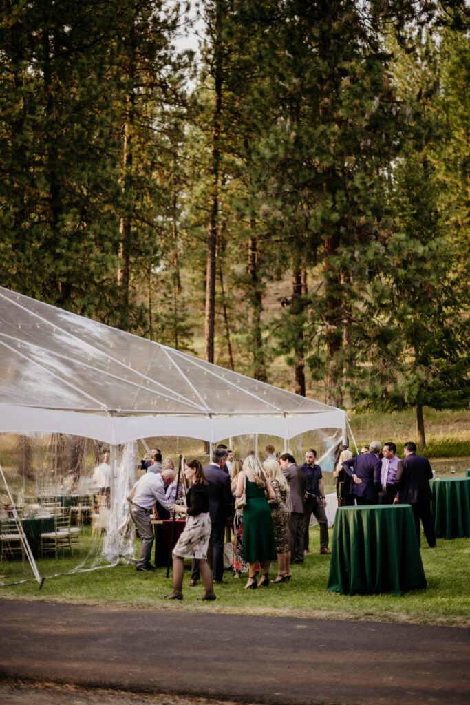 Western Montana luxury wedding. Clear top tent rentals in Montana and the best way to have a luxury wedding in the mountains. Emerald greens + burgundy details dress up the Montana mountains. Alpine Falls Ranch wedding checks all the boxes for a destination wedding.