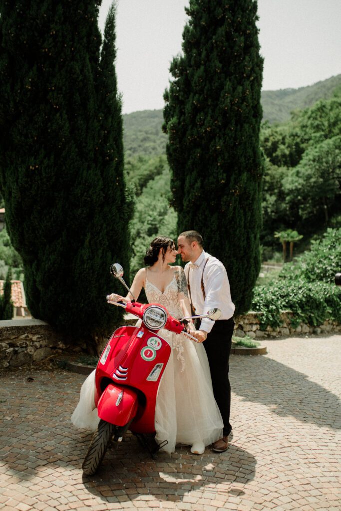 Discover 16 dreamy and romantic activities for couples in Italy. Couple riding a vespa in Italy on the shores on Lake Como.
