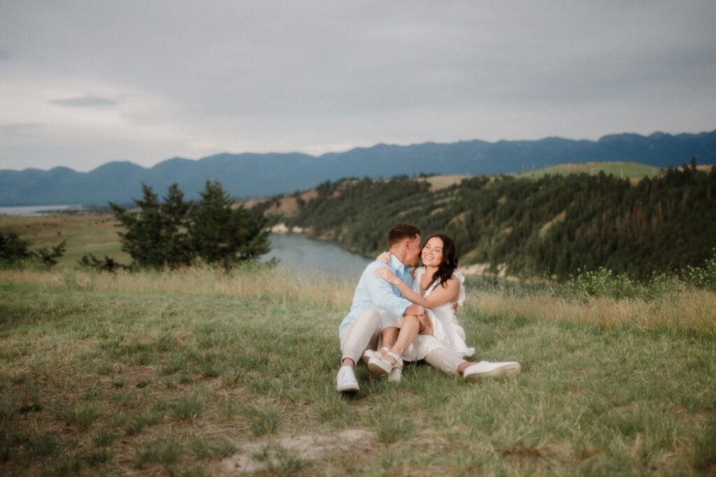 A western Montana engagement session in Polson! Stunning views, perfect light, and stylish outfits makes this shoot unforgettable.