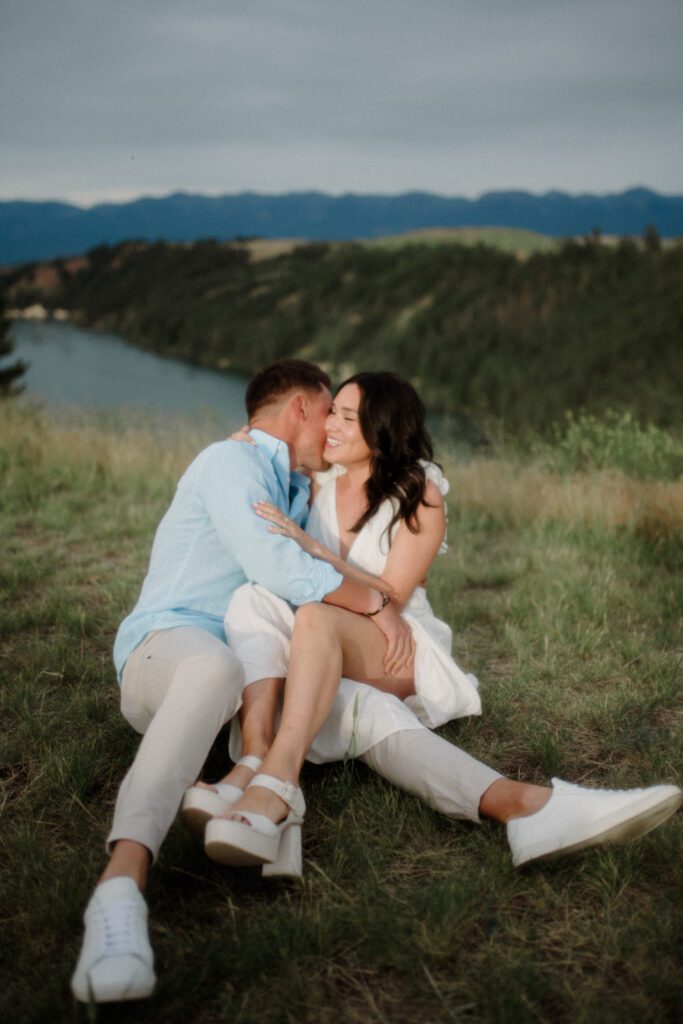 A western Montana engagement session in Polson! Stunning views, perfect light, and stylish outfits makes this shoot unforgettable.