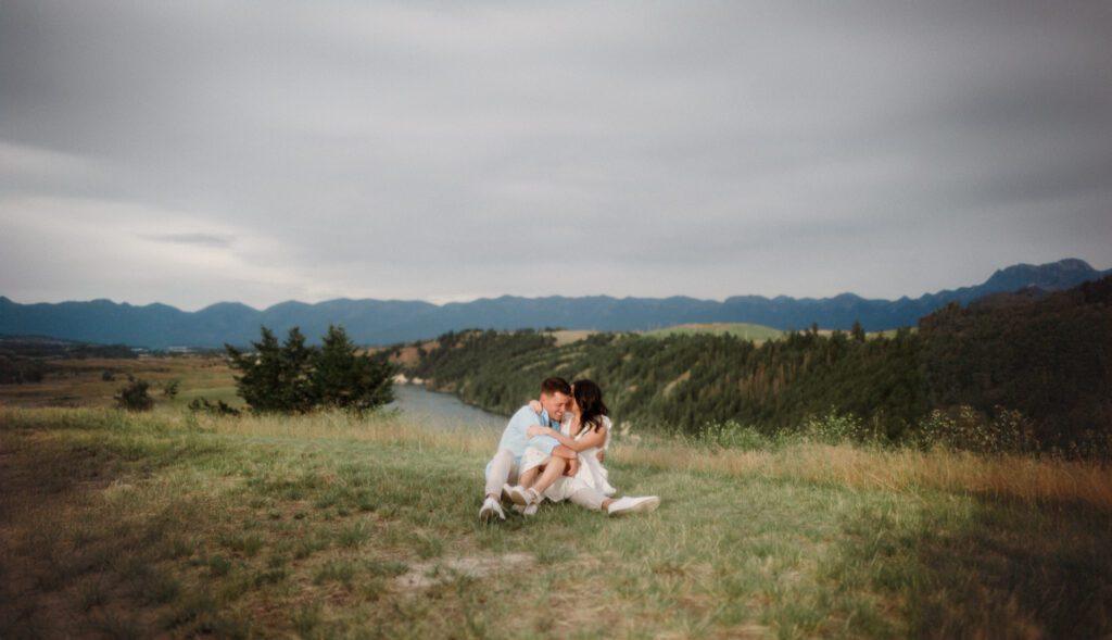 A western Montana engagement session in Polson! Stunning views, perfect light, and stylish outfits makes this shoot unforgettable.