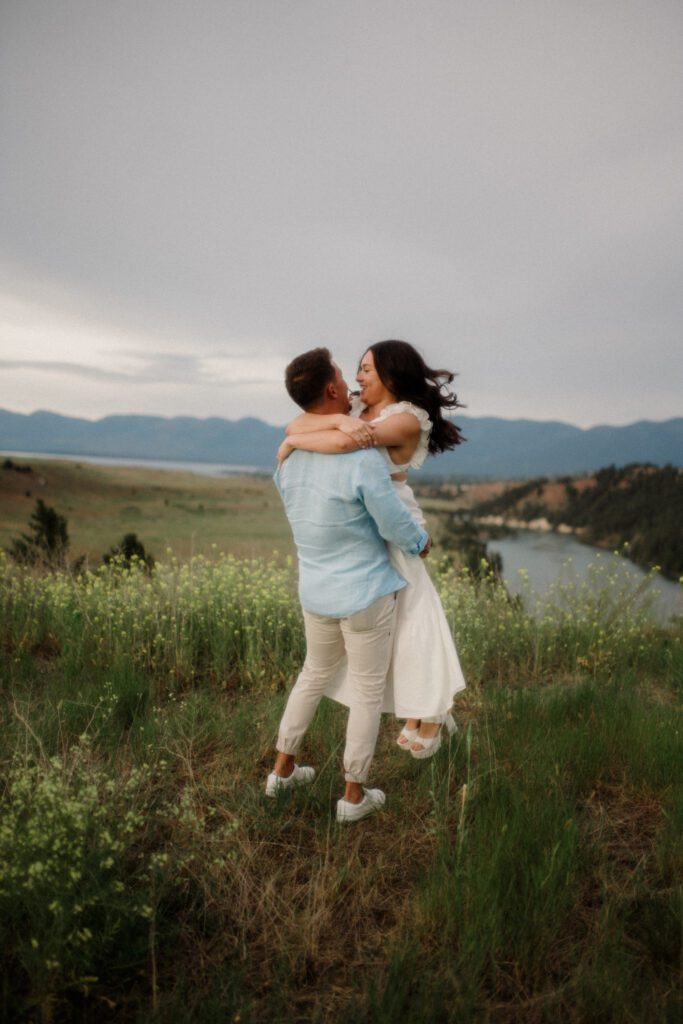 A western Montana engagement session in Polson! Stunning views, perfect light, and stylish outfits makes this shoot unforgettable.