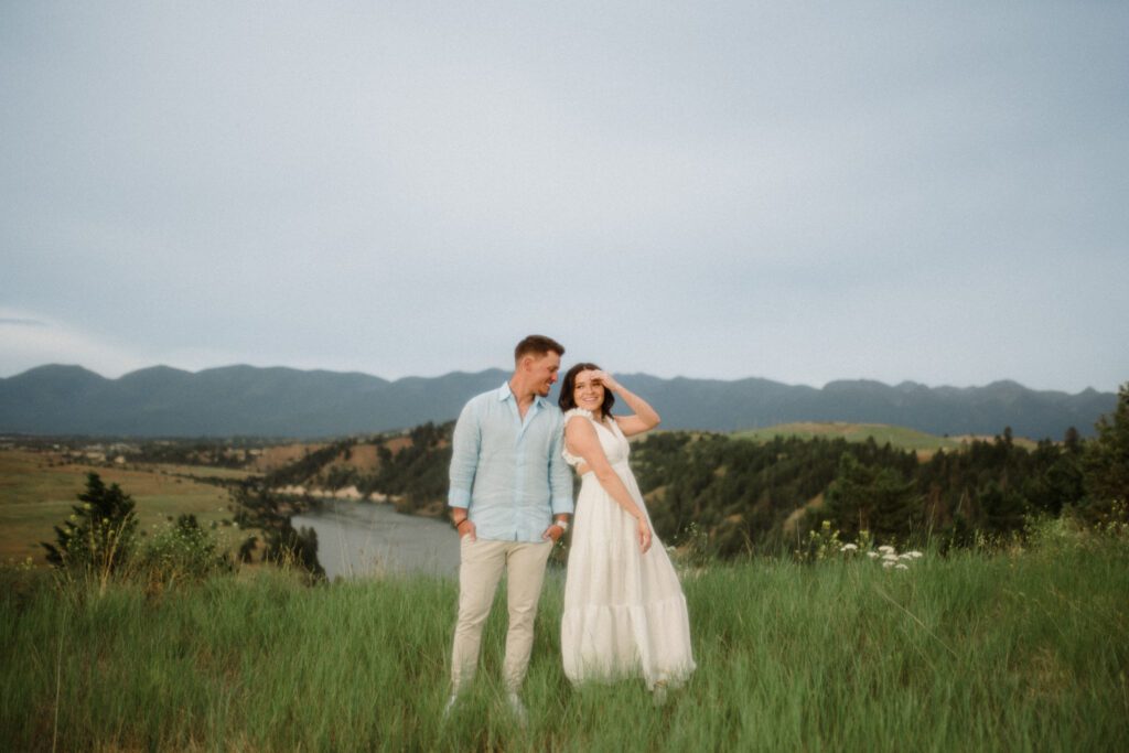 A western Montana engagement session in Polson! Stunning views, perfect light, and stylish outfits makes this shoot unforgettable.