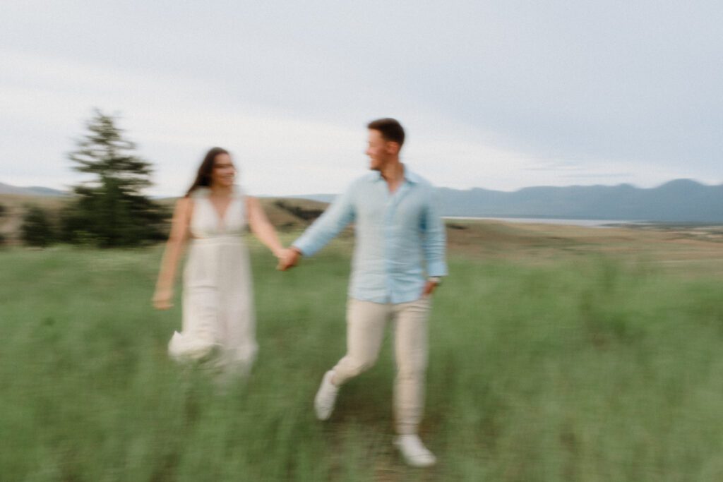 A western Montana engagement session in Polson! Stunning views, perfect light, and stylish outfits makes this shoot unforgettable.