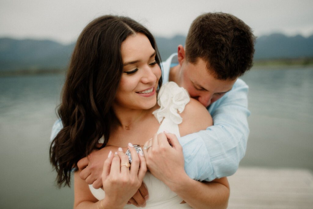 A western Montana engagement session in Polson! Stunning views, perfect light, and stylish outfits makes this shoot unforgettable.