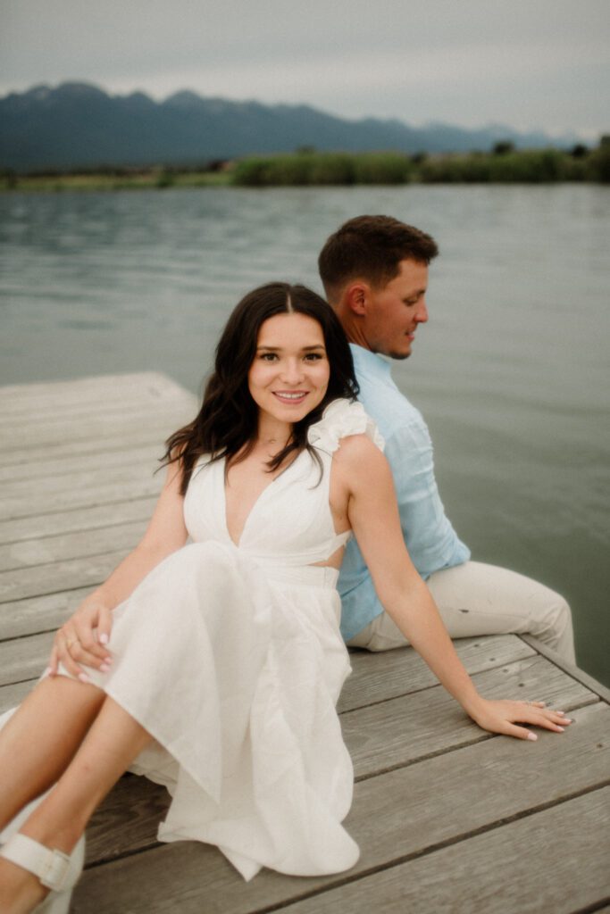 A western Montana engagement session in Polson! Stunning views, perfect light, and stylish outfits makes this shoot unforgettable.