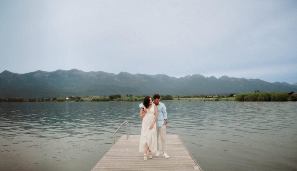 A western Montana engagement session in Polson! Stunning views, perfect light, and stylish outfits makes this shoot unforgettable.