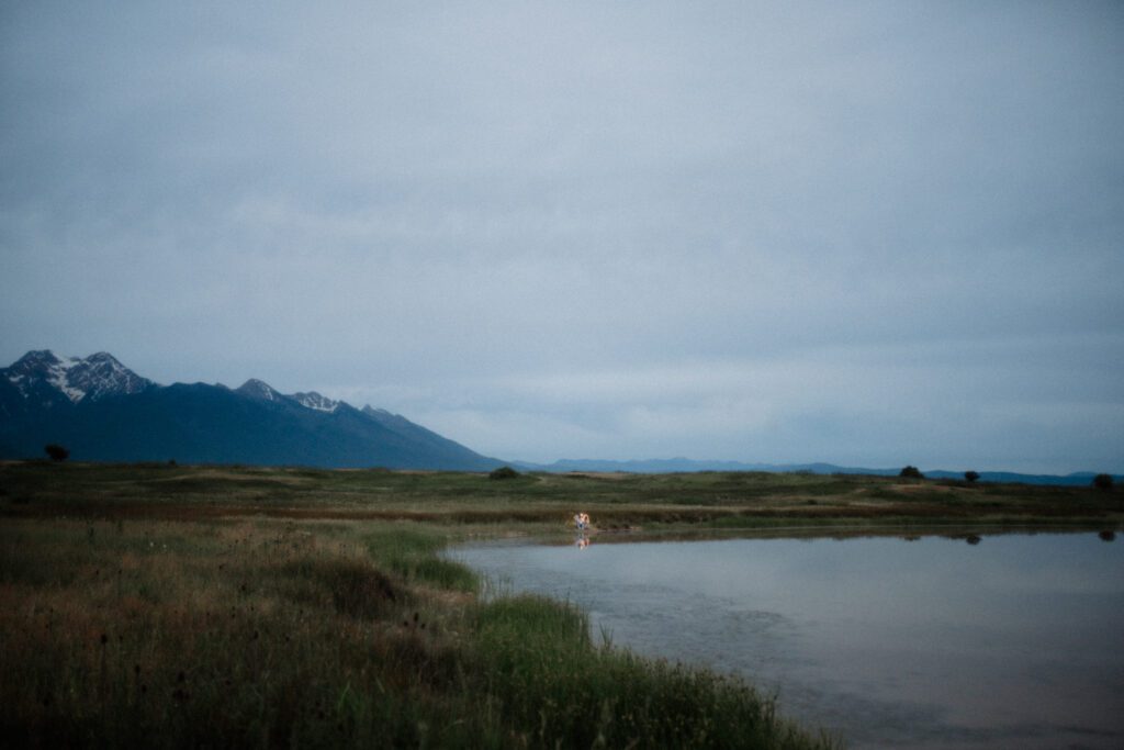 A western Montana engagement session in Polson! Stunning views, perfect light, and stylish outfits makes this shoot unforgettable.