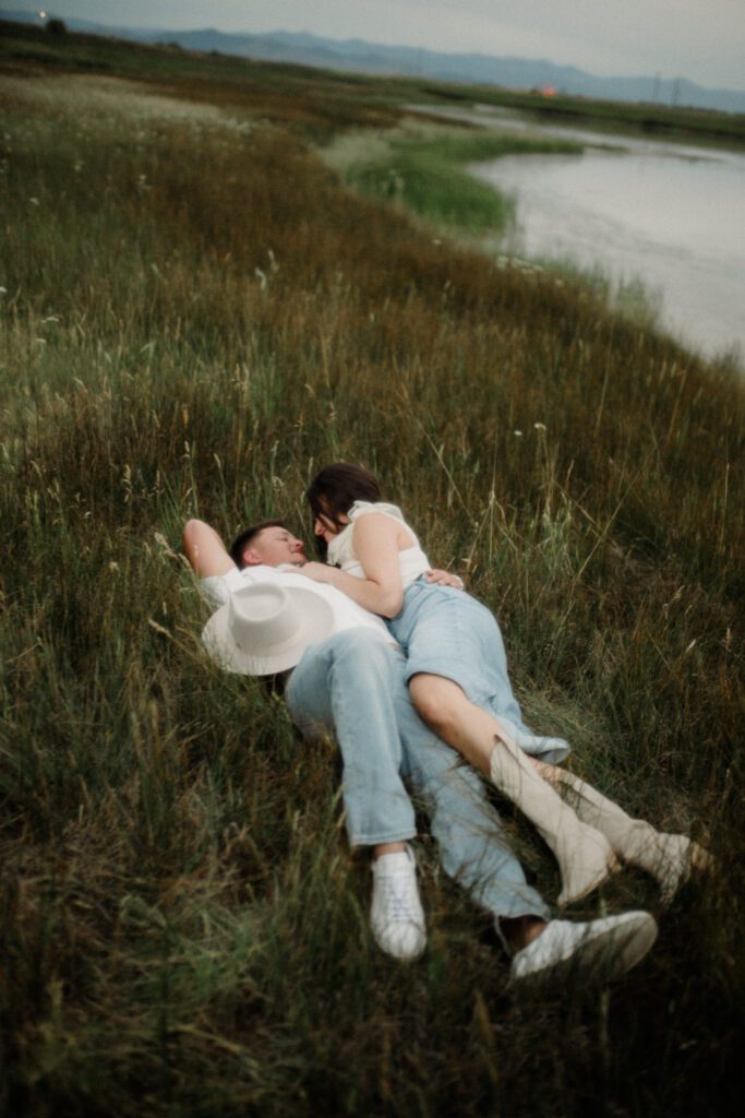 A western Montana engagement session in Polson! Stunning views, perfect light, and stylish outfits makes this shoot unforgettable.