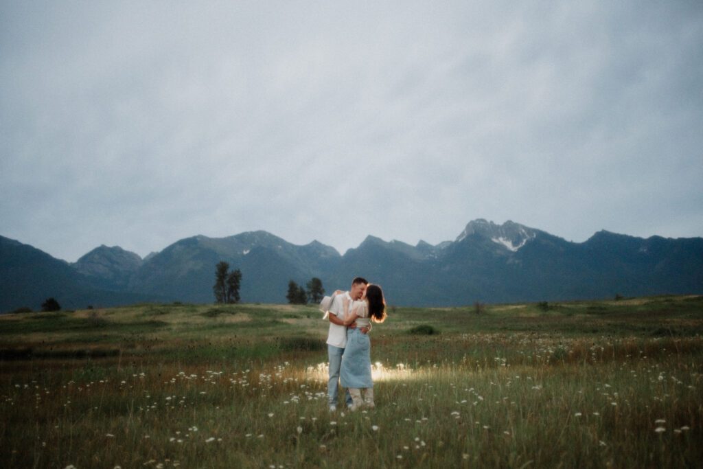 A western Montana engagement session in Polson! Stunning views, perfect light, and stylish outfits makes this shoot unforgettable.