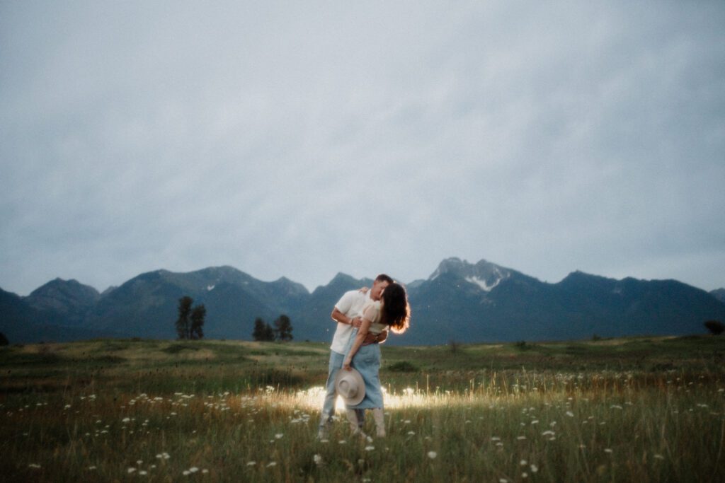 A western Montana engagement session in Polson! Stunning views, perfect light, and stylish outfits makes this shoot unforgettable.