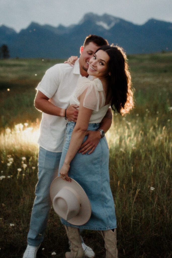 A western Montana engagement session in Polson! Stunning views, perfect light, and stylish outfits makes this shoot unforgettable.