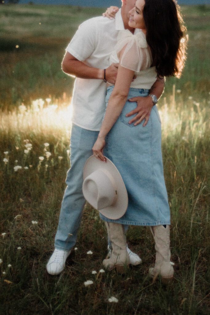 A western Montana engagement session in Polson! Stunning views, perfect light, and stylish outfits makes this shoot unforgettable.