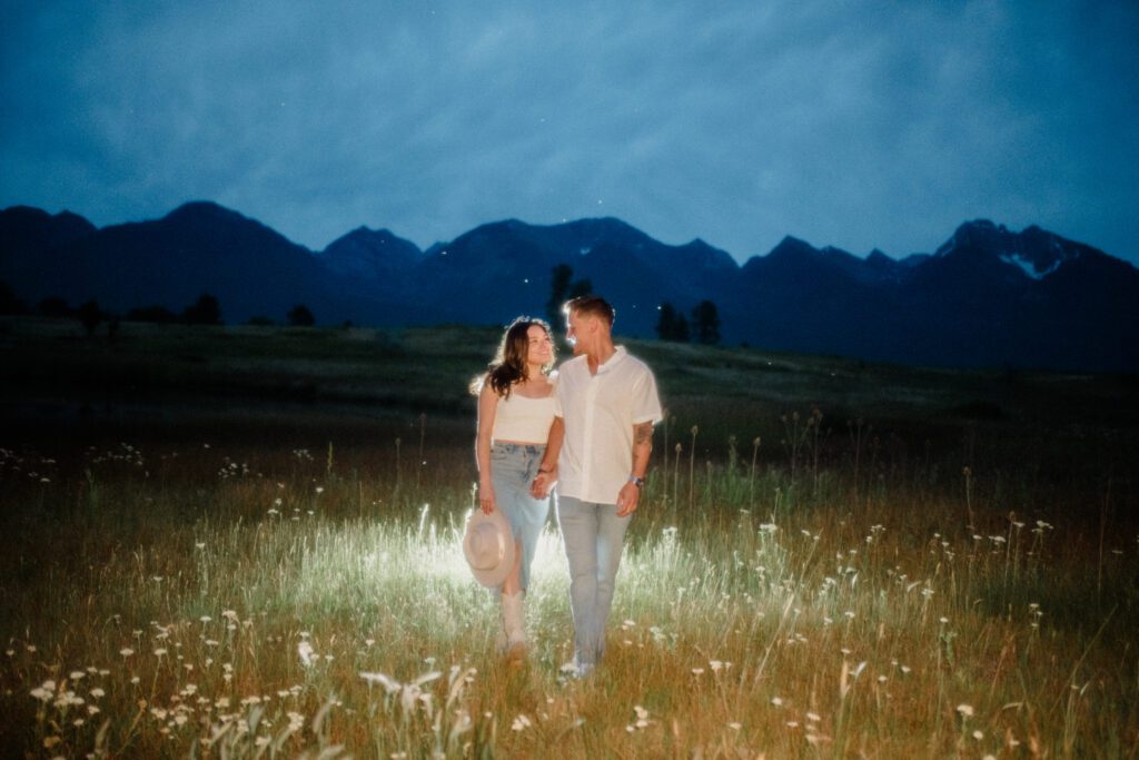 A western Montana engagement session in Polson! Stunning views, perfect light, and stylish outfits makes this shoot unforgettable.