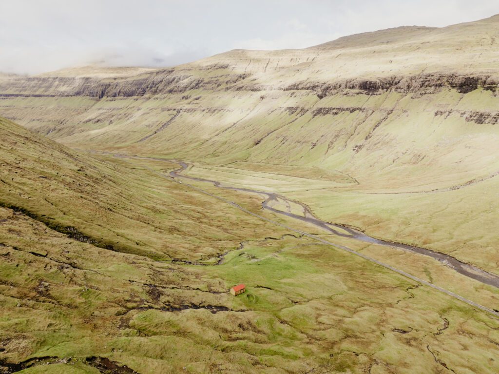 An unforgettable Faroe Islands elopement! Spontaneous vows, stunning cliffs, local traditions and stormy star photos at Saksun. 