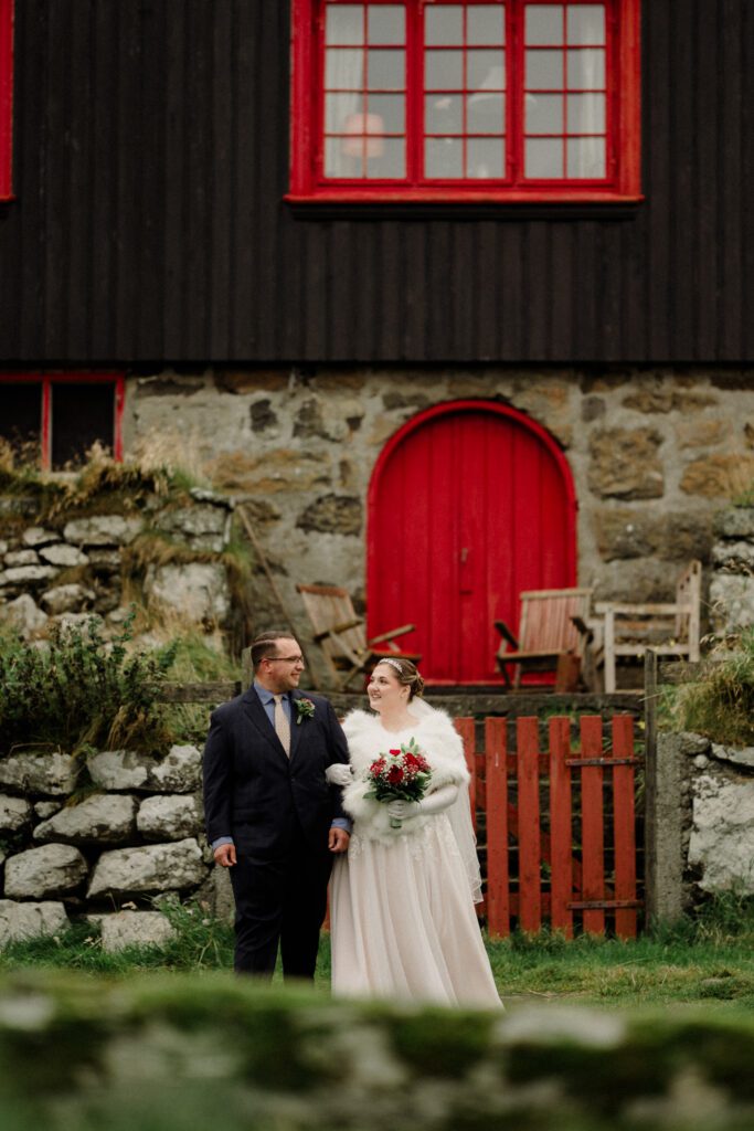 An unforgettable Faroe Islands elopement! Spontaneous vows, stunning cliffs, local traditions and stormy star photos at Saksun. 