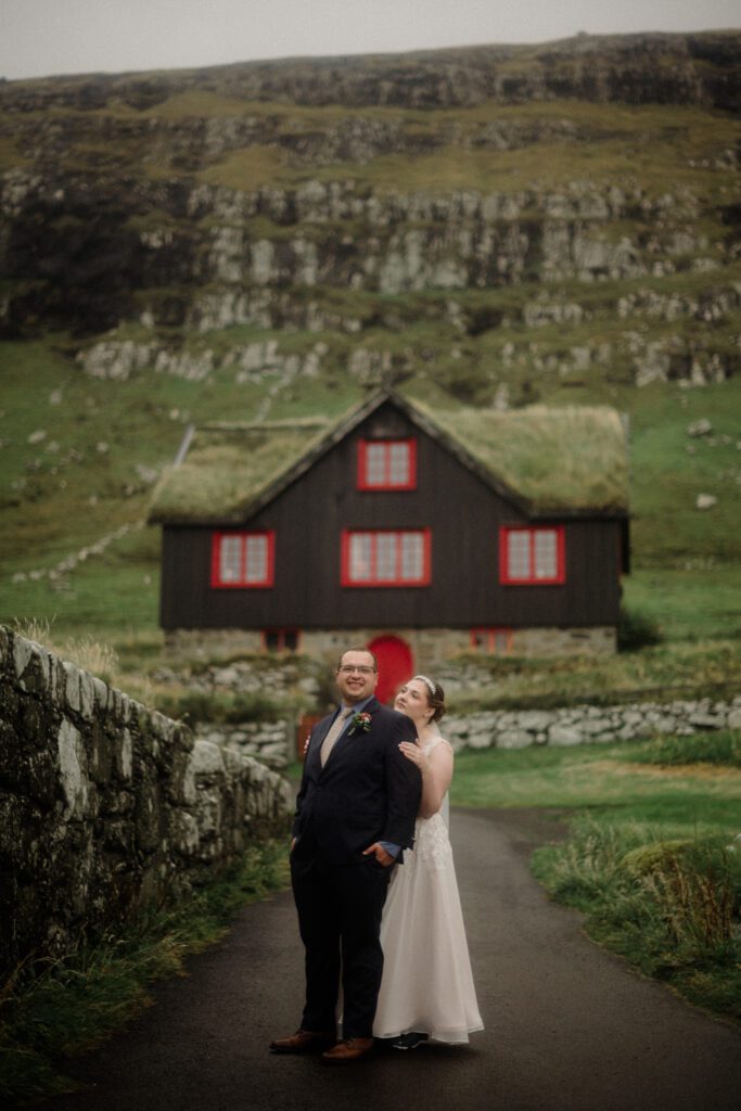 An unforgettable Faroe Islands elopement! Spontaneous vows, stunning cliffs, local traditions and stormy star photos at Saksun. 