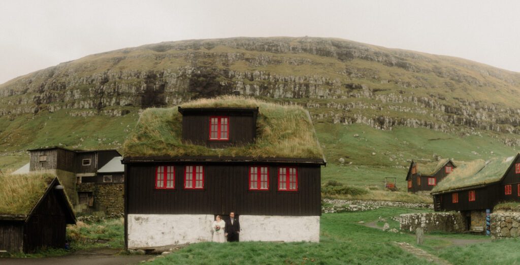 An unforgettable Faroe Islands elopement! Spontaneous vows, stunning cliffs, local traditions and stormy star photos at Saksun. 