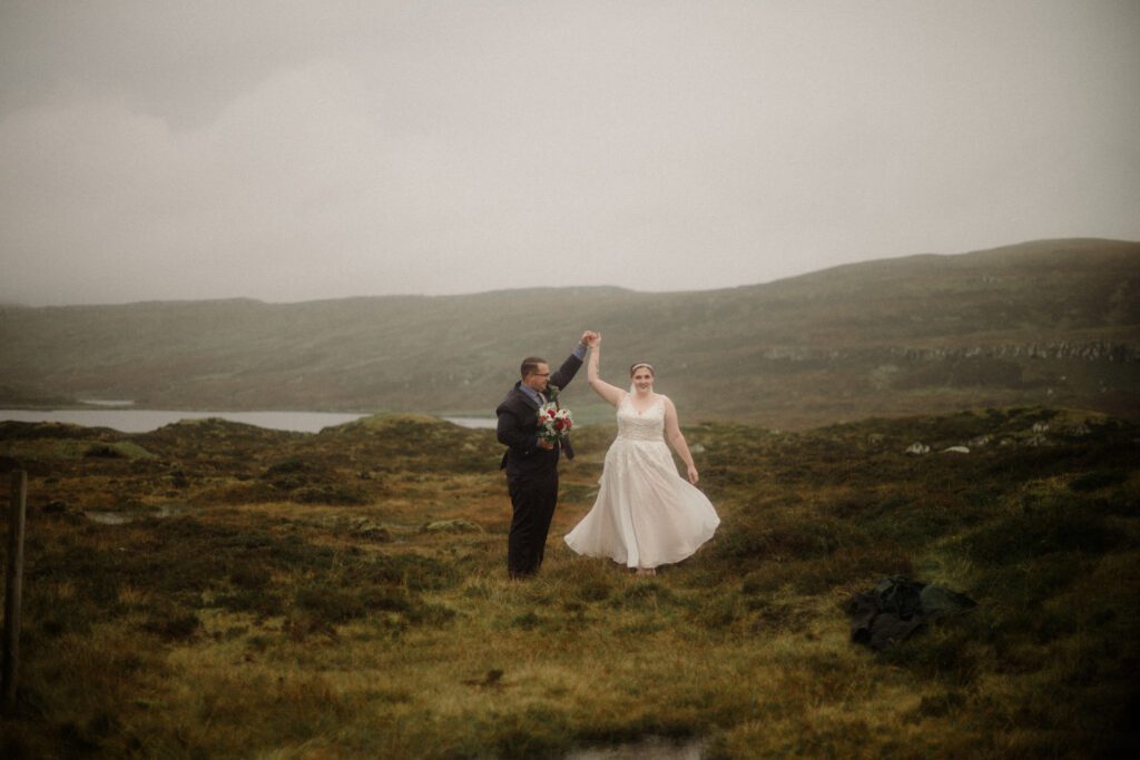 An unforgettable Faroe Islands elopement! Spontaneous vows, stunning cliffs, local traditions and stormy star photos at Saksun. 