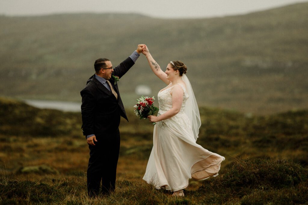 An unforgettable Faroe Islands elopement! Spontaneous vows, stunning cliffs, local traditions and stormy star photos at Saksun. 