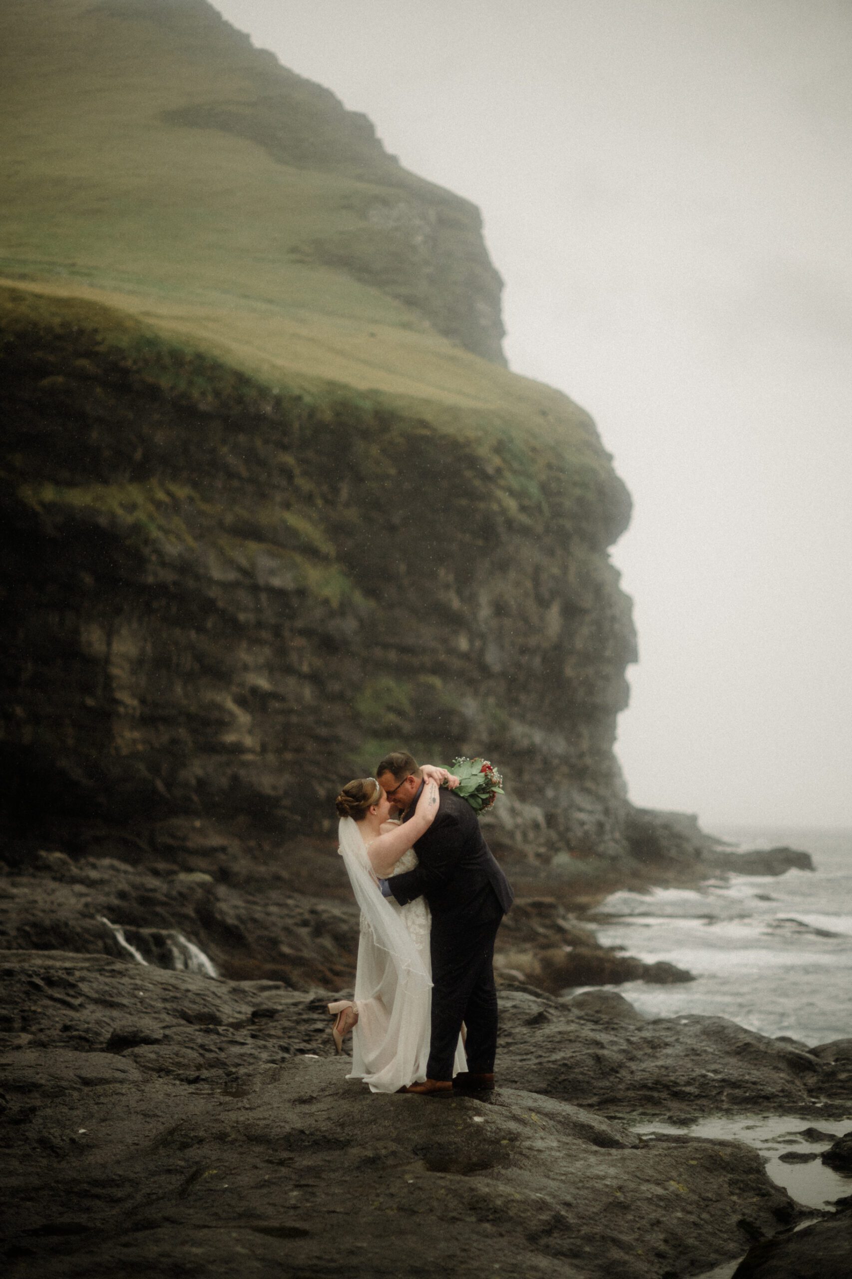 An unforgettable Faroe Islands elopement! Spontaneous vows, stunning cliffs, local traditions and stormy star photos at Saksun.