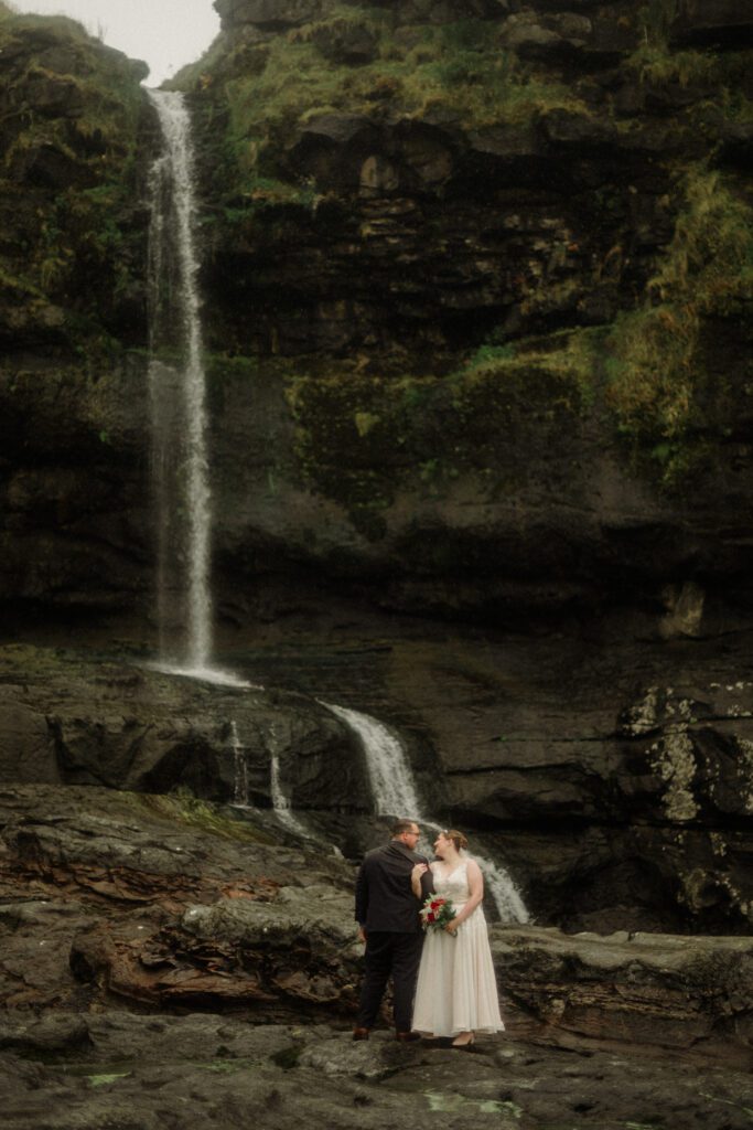 An unforgettable Faroe Islands elopement! Spontaneous vows, stunning cliffs, local traditions and stormy star photos at Saksun. 