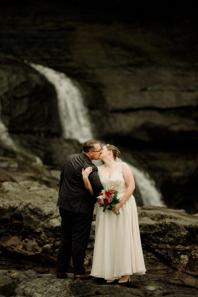 An unforgettable Faroe Islands elopement! Spontaneous vows, stunning cliffs, local traditions and stormy star photos at Saksun. 