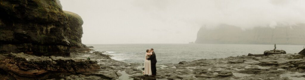 An unforgettable Faroe Islands elopement! Spontaneous vows, stunning cliffs, local traditions and stormy star photos at Saksun. 