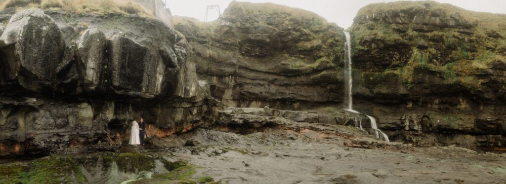 An unforgettable Faroe Islands elopement! Spontaneous vows, stunning cliffs, local traditions and stormy star photos at Saksun. Wedding ceremony at the Sea Woman statue in Kalsoy. 