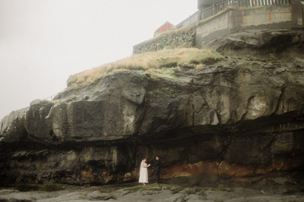 An unforgettable Faroe Islands elopement! Spontaneous vows, stunning cliffs, local traditions and stormy star photos at Saksun. Wedding ceremony at the Sea Woman statue in Kalsoy. 