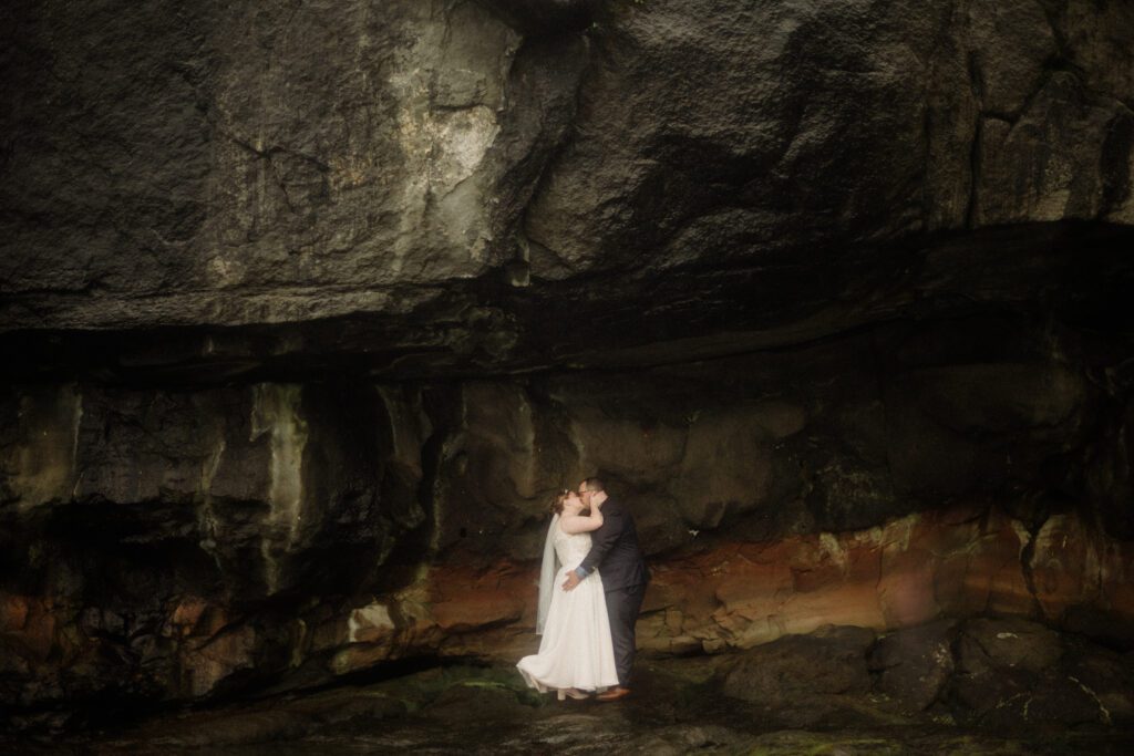 An unforgettable Faroe Islands elopement! Spontaneous vows, stunning cliffs, local traditions and stormy star photos at Saksun. Wedding ceremony at the Sea Woman statue in Kalsoy. 