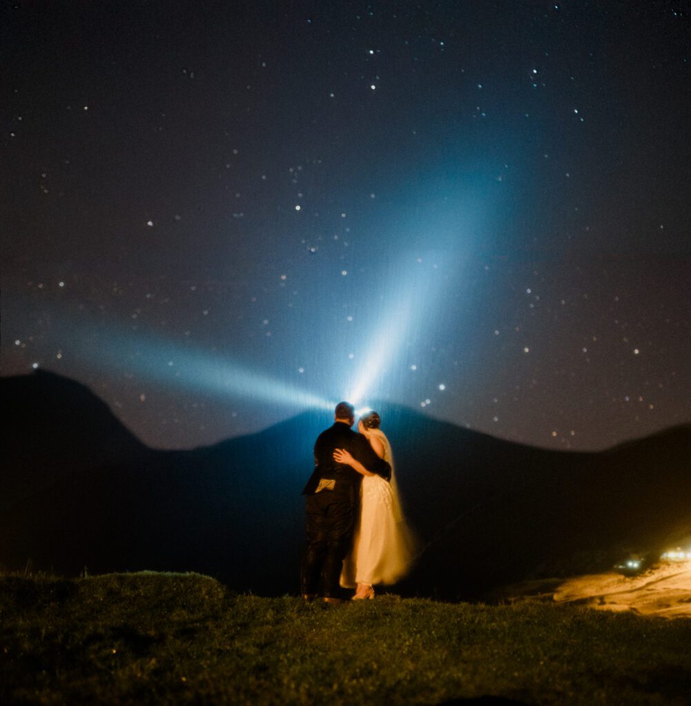 An unforgettable Faroe Islands elopement! Spontaneous vows, stunning cliffs, local traditions and stormy star photos at Saksun. 