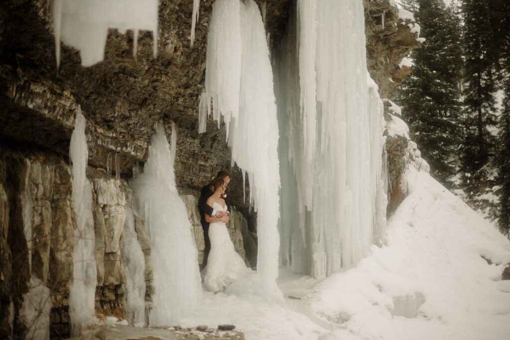 An adventurous winter elopement in Montana features frozen waterfalls, ski lifts, reindeer, and stunning star photos. Explore their epic day! Get more info on Where to stay in Big Sky Resort!