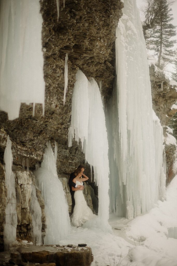 An adventurous winter elopement in Montana features frozen waterfalls, ski lifts, reindeer, and stunning star photos. Explore their epic day! Get more info on Where to stay in Big Sky Resort!