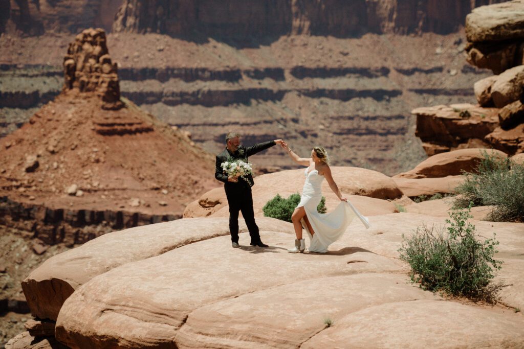 moab elopement, dirt bike wedding, desert elopement dirt bike photo, adventure elopement moab images, moab elopement photographer, ceremony at dead horse point state park