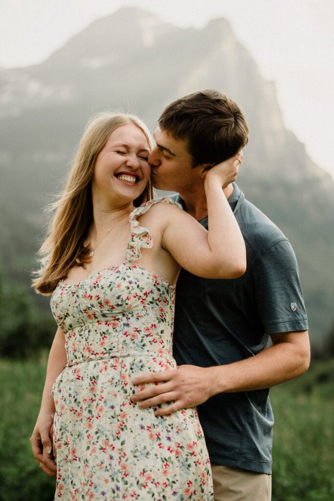 Wanna learn how to take engagement photos in Glacier? I GOTTCHU! What to wear, where to go for the best photos, and pro tips!