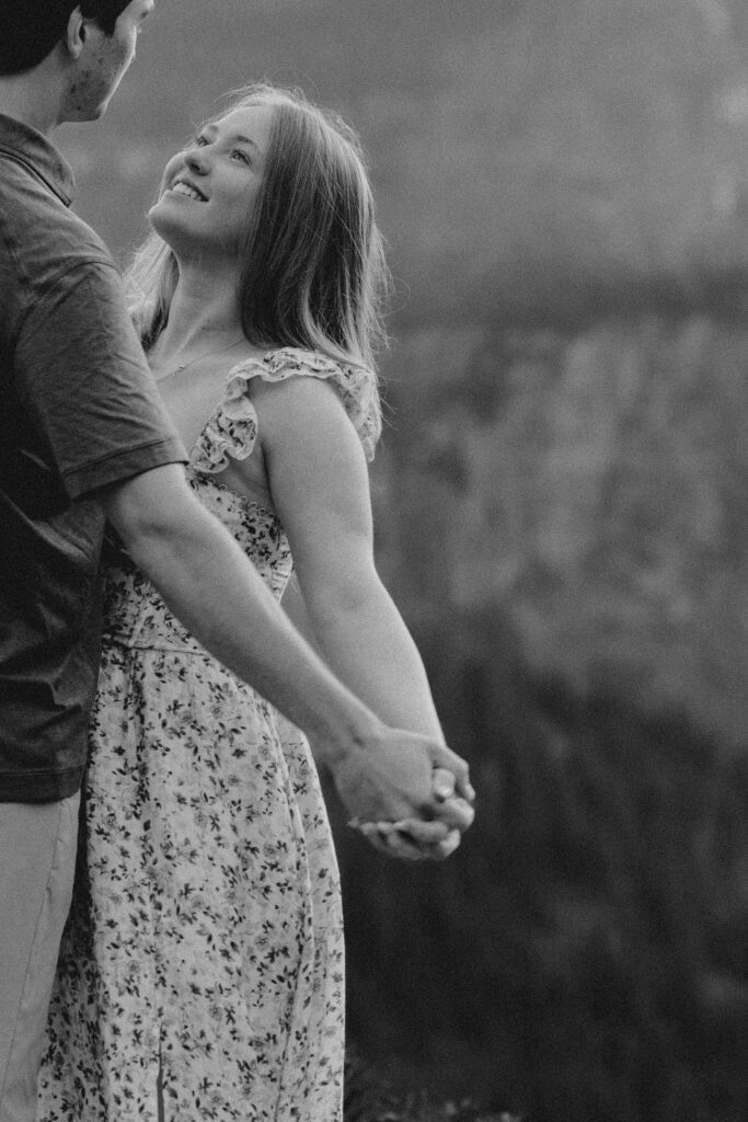 Wanna learn how to take engagement photos in Glacier? I GOTTCHU! What to wear, where to go for the best photos, and pro tips!