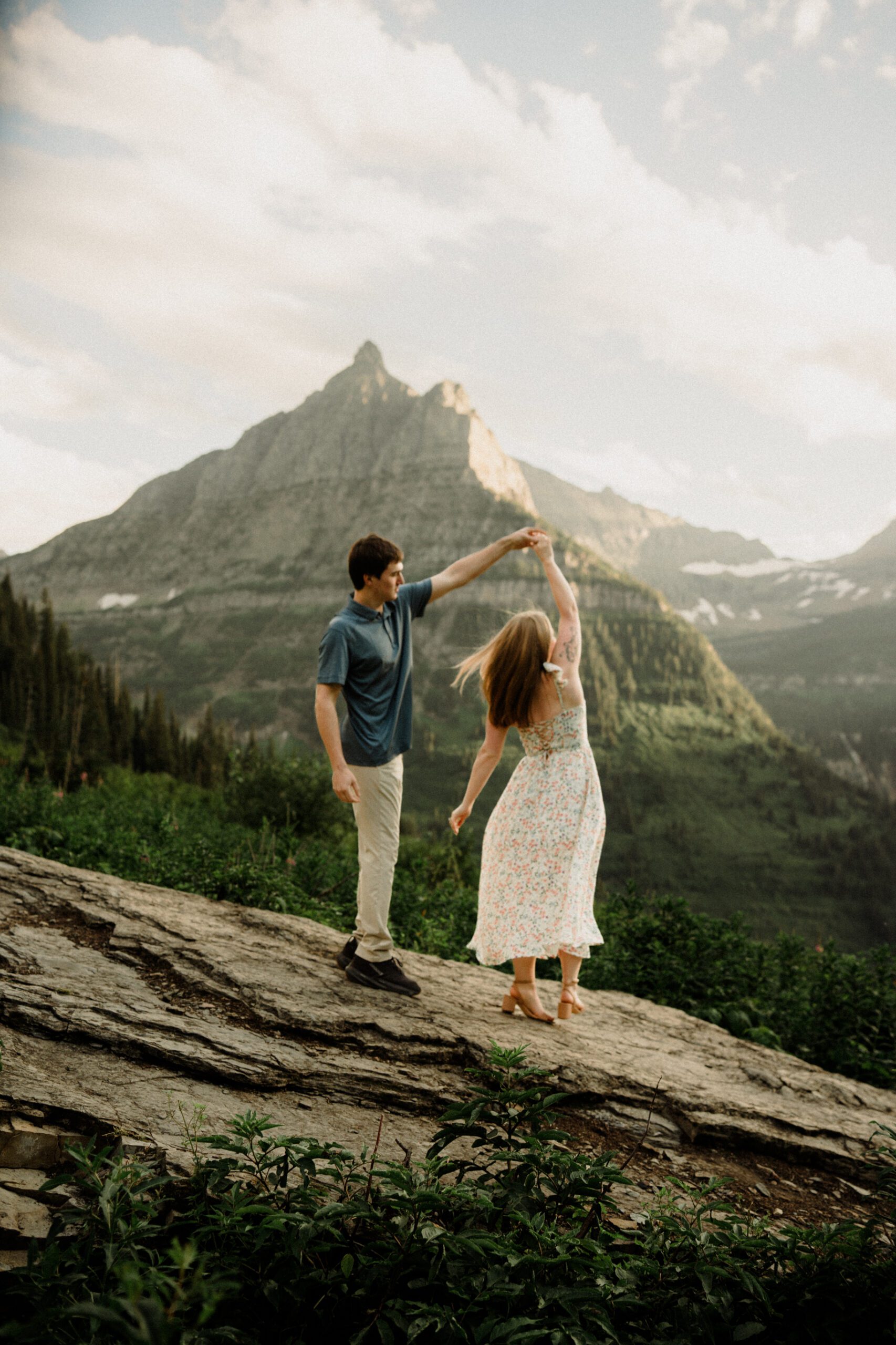 Wanna learn how to take engagement photos in Glacier? I GOTTCHU! What to wear, where to go for the best photos, and pro tips!