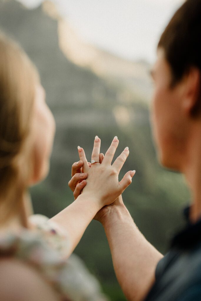 Wanna learn how to take engagement photos in Glacier? I GOTTCHU! What to wear, where to go for the best photos, and pro tips!