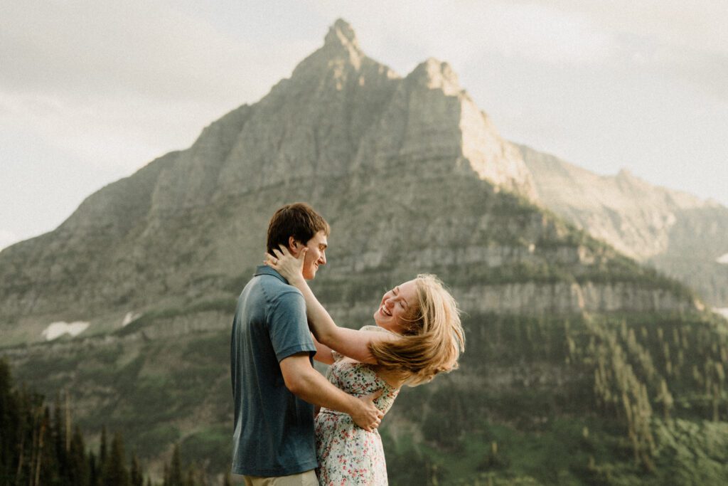 Wanna learn how to take engagement photos in Glacier? I GOTTCHU! What to wear, where to go for the best photos, and pro tips!