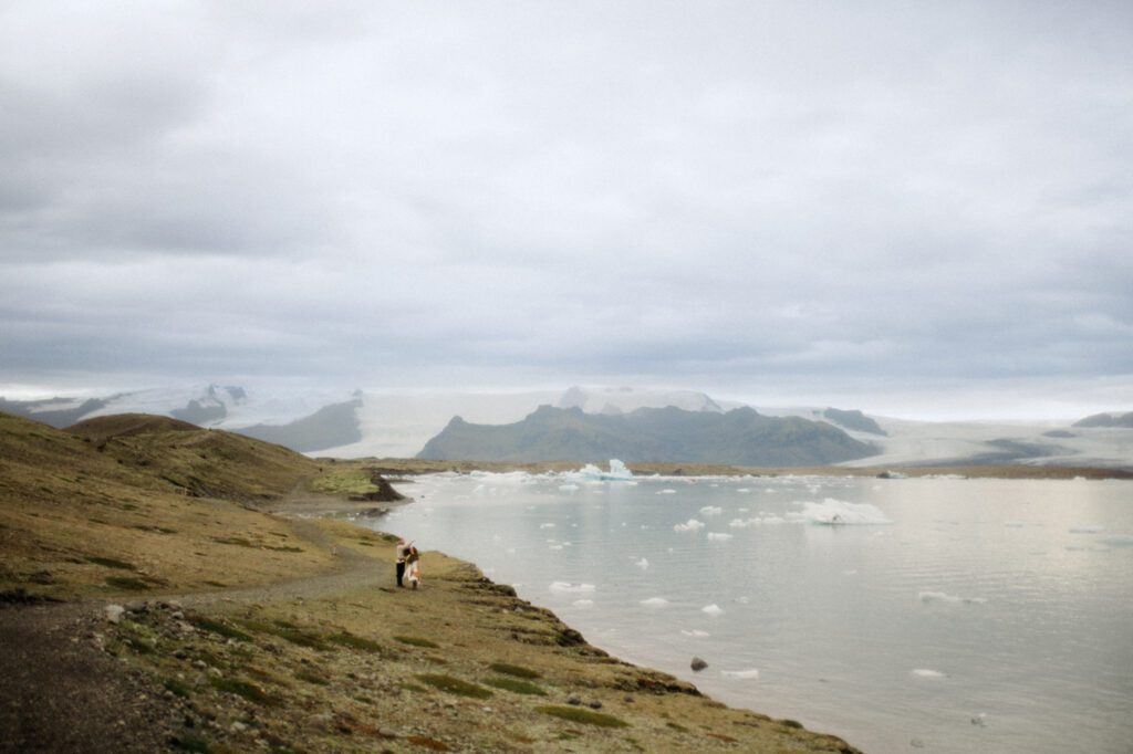 This Iceland vow renewal is pure magic—Vestrahorn peaks, Diamond Beach, waterfalls & Viking vibes. See why Iceland is the spot