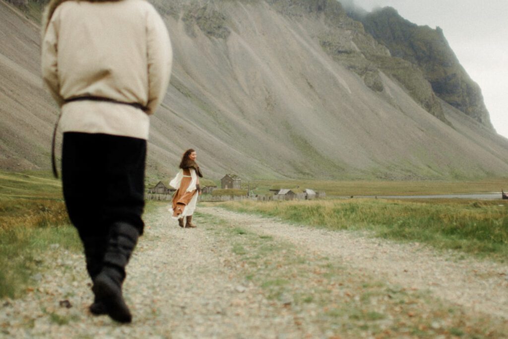 This Iceland vow renewal is pure magic—Vestrahorn peaks, Diamond Beach, waterfalls & Viking vibes. See why Iceland is the spot