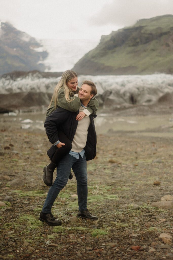 If you're looking for an engagement session in Iceland, you'll definitely want to see this! Tips and tricks for your engagement session!