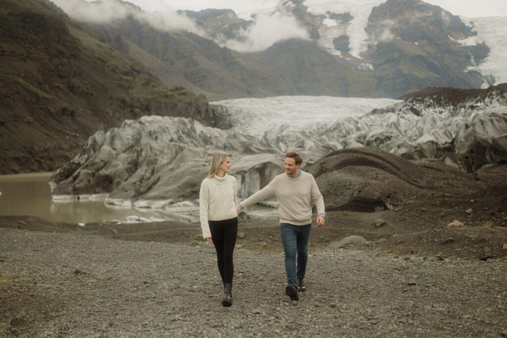 If you're looking for an engagement session in Iceland, you'll definitely want to see this! Tips and tricks for your engagement session!